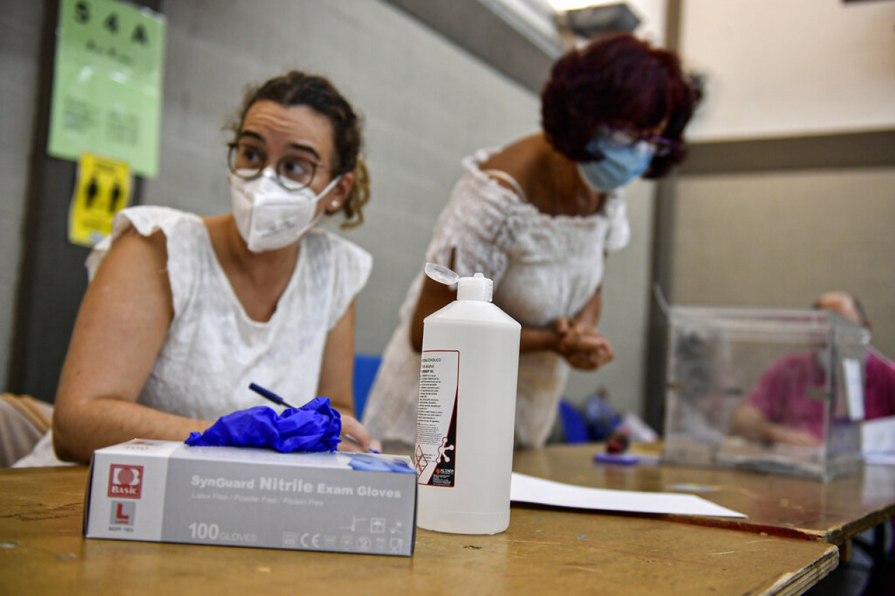 Regiones españolas acuden a votar pese a brotes de coronavirus