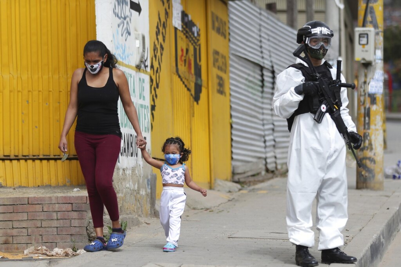 Impone Colombia toque de queda y Ley Seca por pandemia