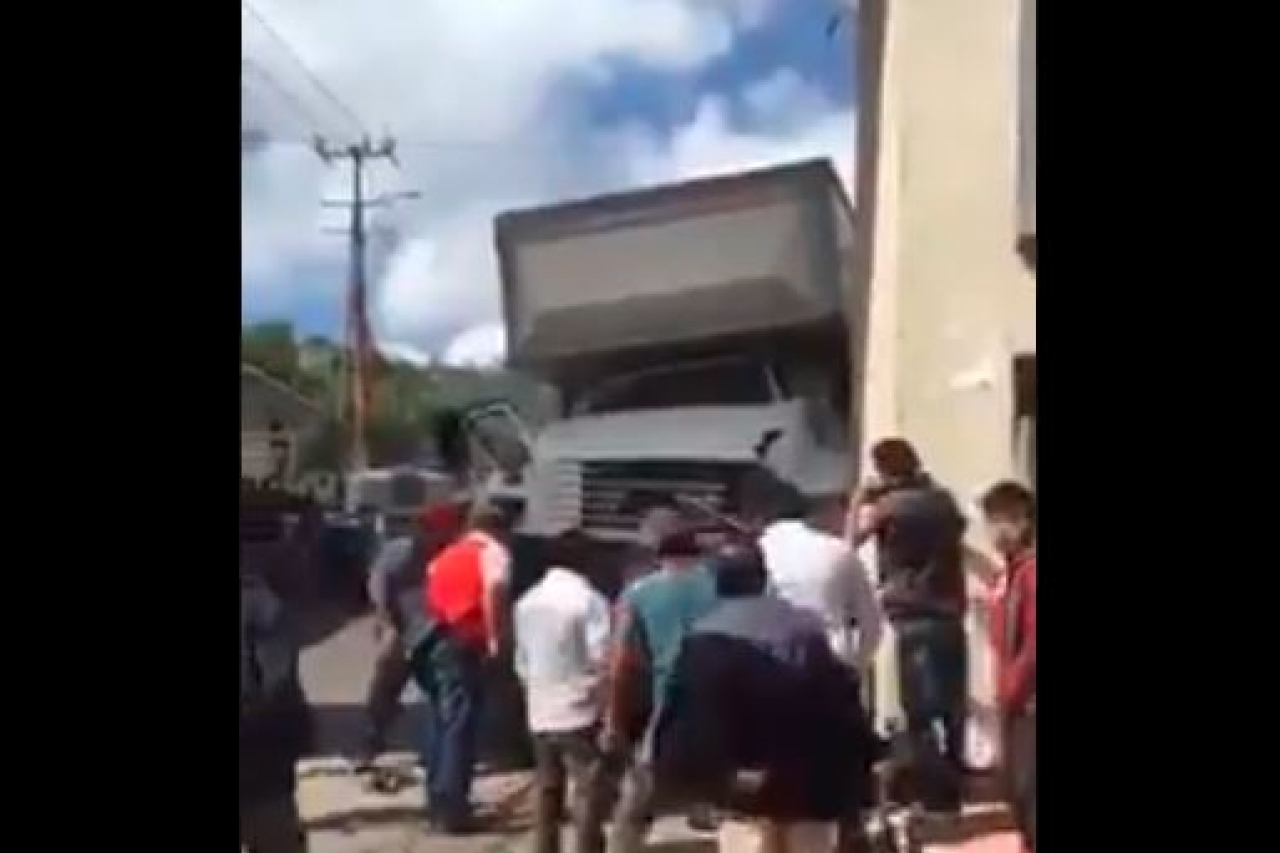Camión del Imss arrolla a vehículos y peatones en Chiapas