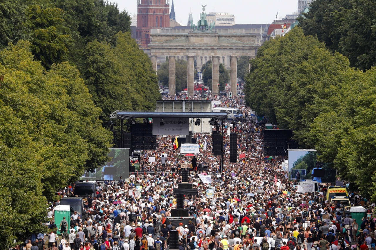 Miles protestan en Berlín contra restricciones por Covid-19