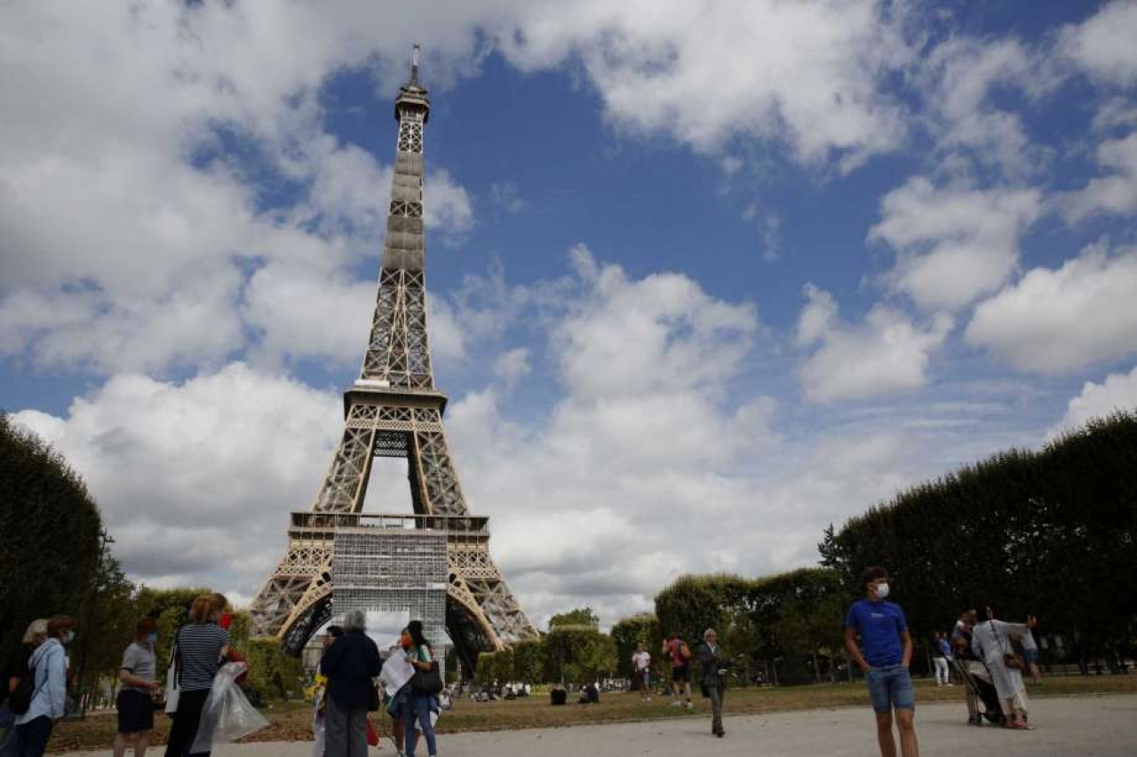 Francia aplica tests de virus a visitantes de 16 naciones