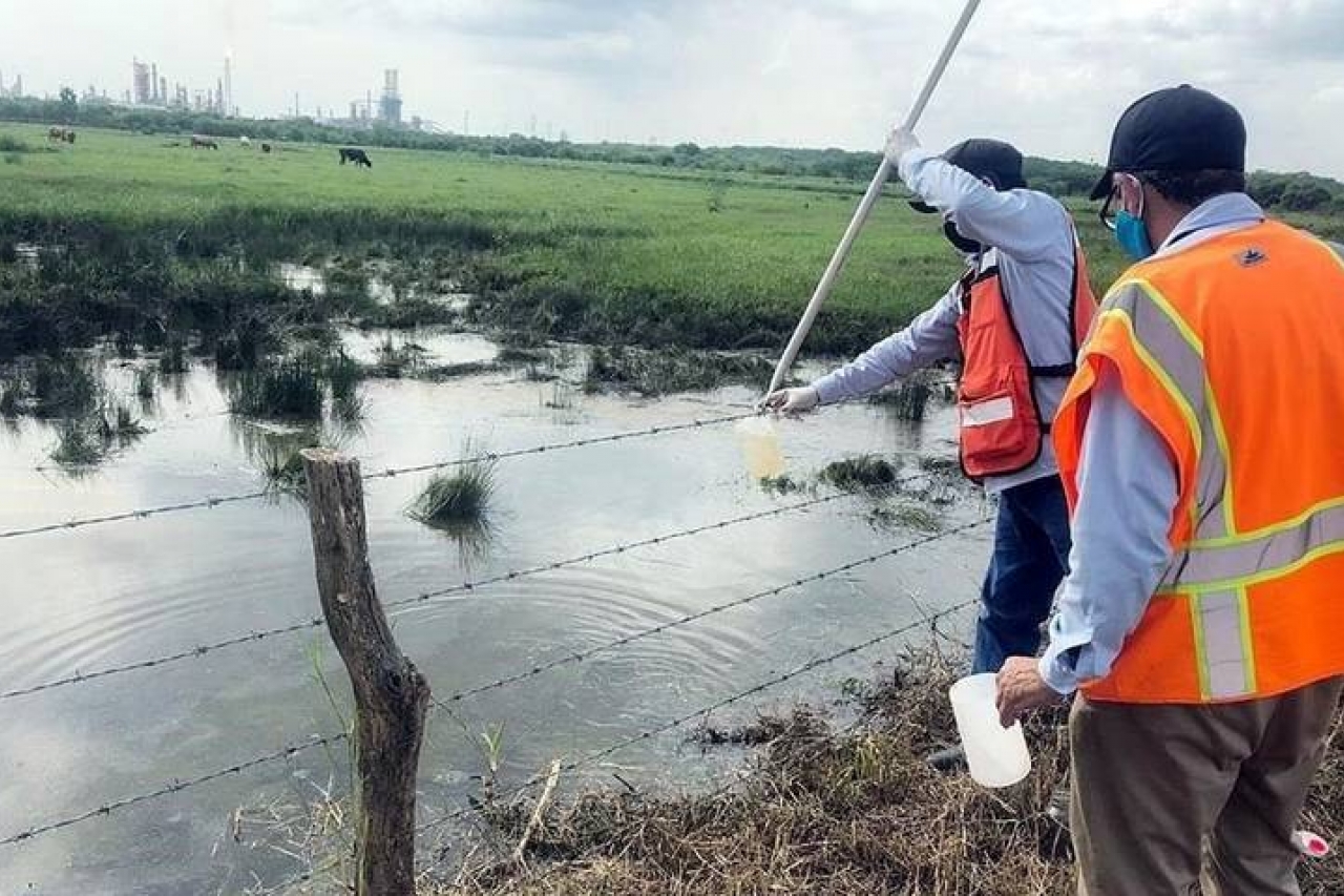 Denuncia Nuevo León a Pemex por derrame en arroyo