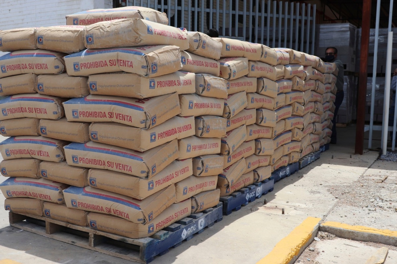 Entregan material de construcción en Cuauhtémoc