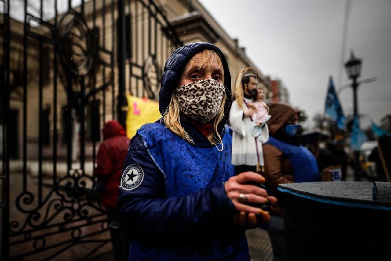 Argentinos imploran al santo del 'pan y el trabajo' en medio de la pandemia
