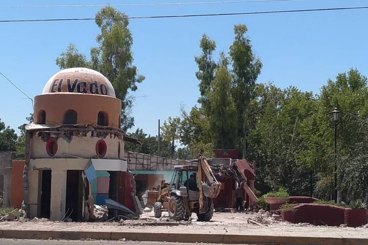 Derriban emblemático restaurante El Vado en Meoqui