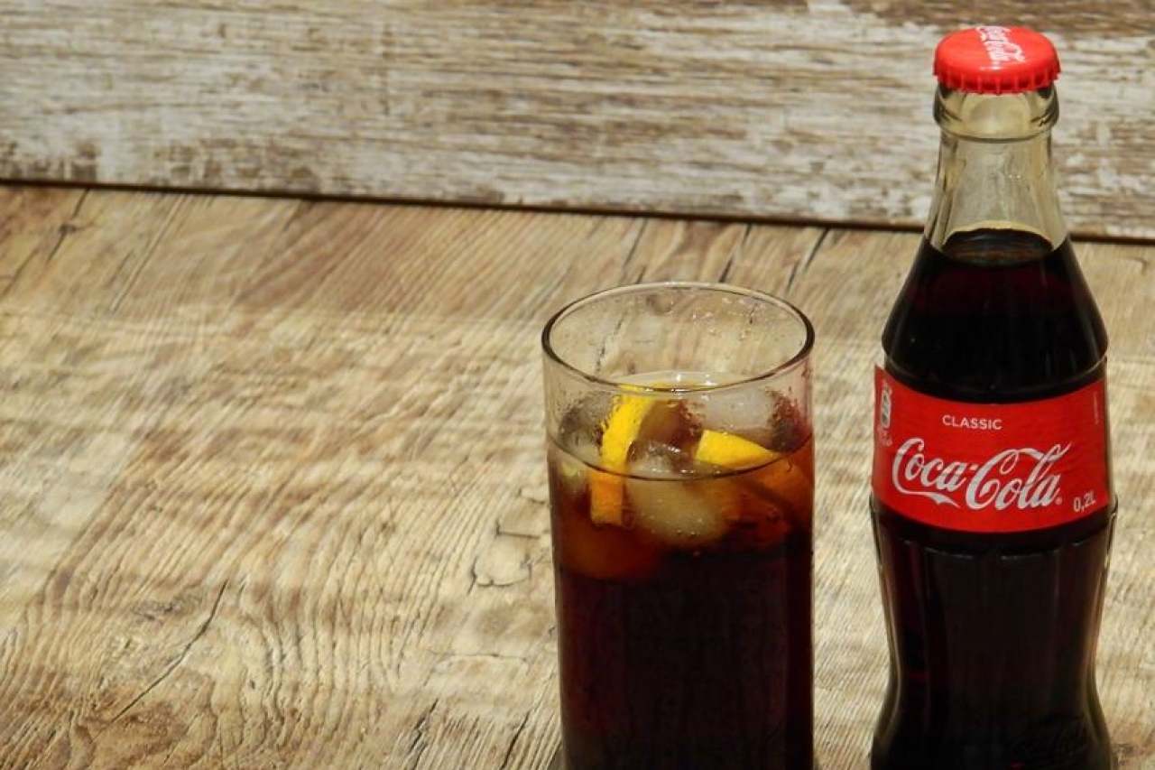 Coca-Cola pagó a científicos para negar efectos dañinos de bebida: estudio