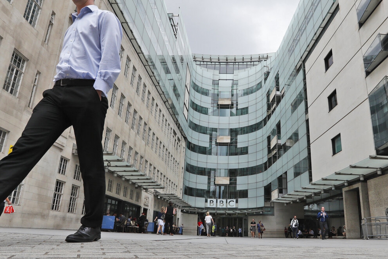 Renuncia locutor de la BBC por uso de insulto racial