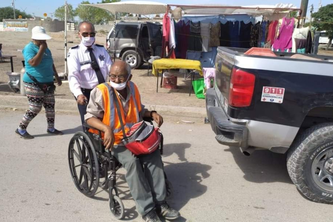 Trasladan agentes viales a hombre discapacitado a su domicilio