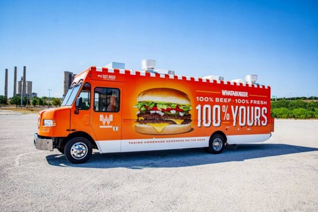 Celebra Whataburger 70 años con un camión de comida rápida