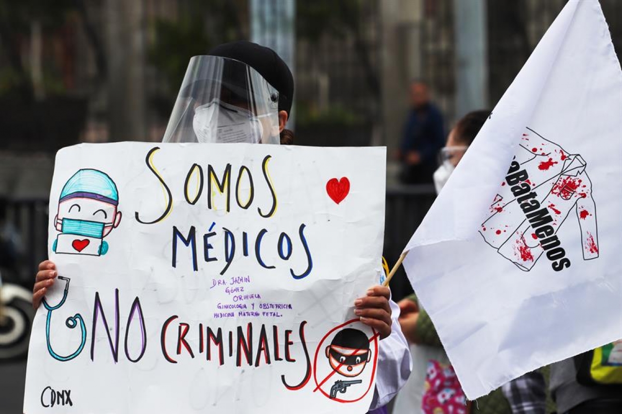 Marchan para exigir liberación de médico en Chiapas