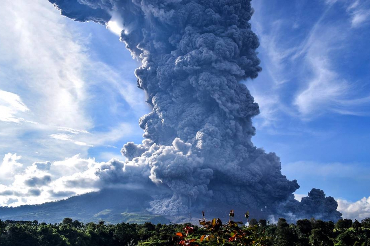 Volcán Sinabung hace erupción en Indonesia