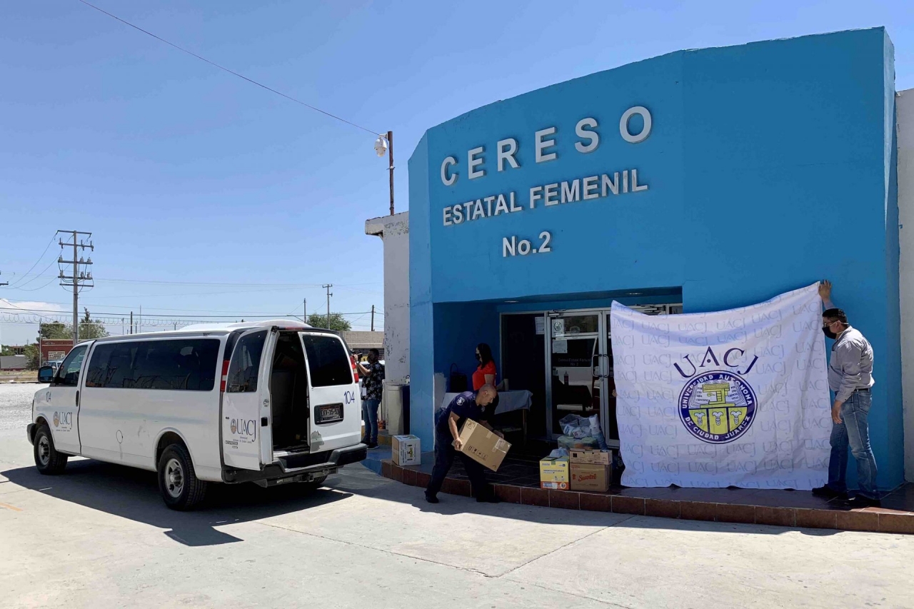 Estudiantes de la UACJ donan artículos de higiene a internas del Cereso