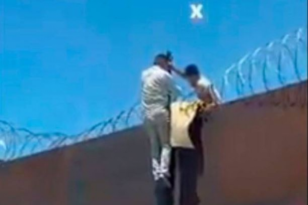 Captan en video a migrantes brincando el muro fronterizo
