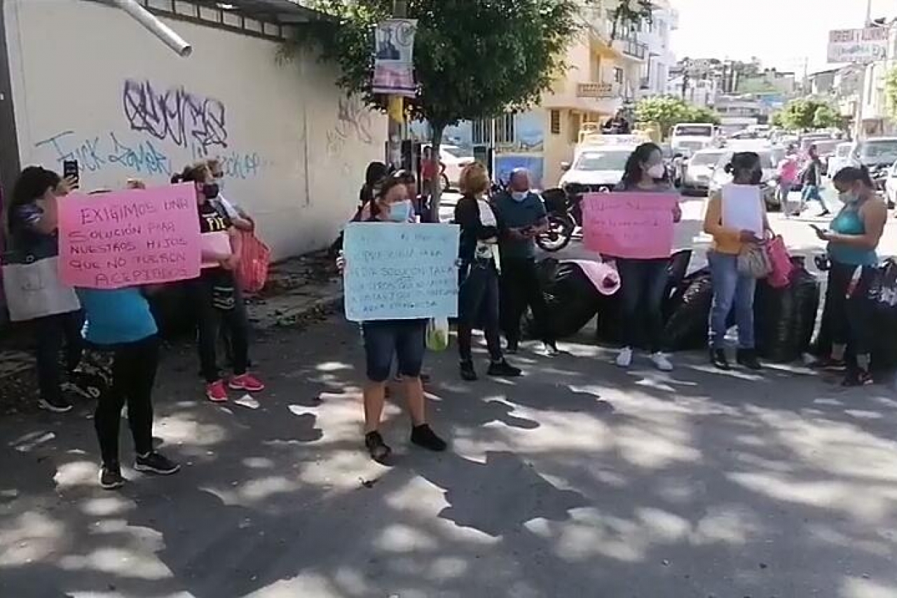 Padres de alumnos bloquean ingreso a secundaria en Chilpancingo