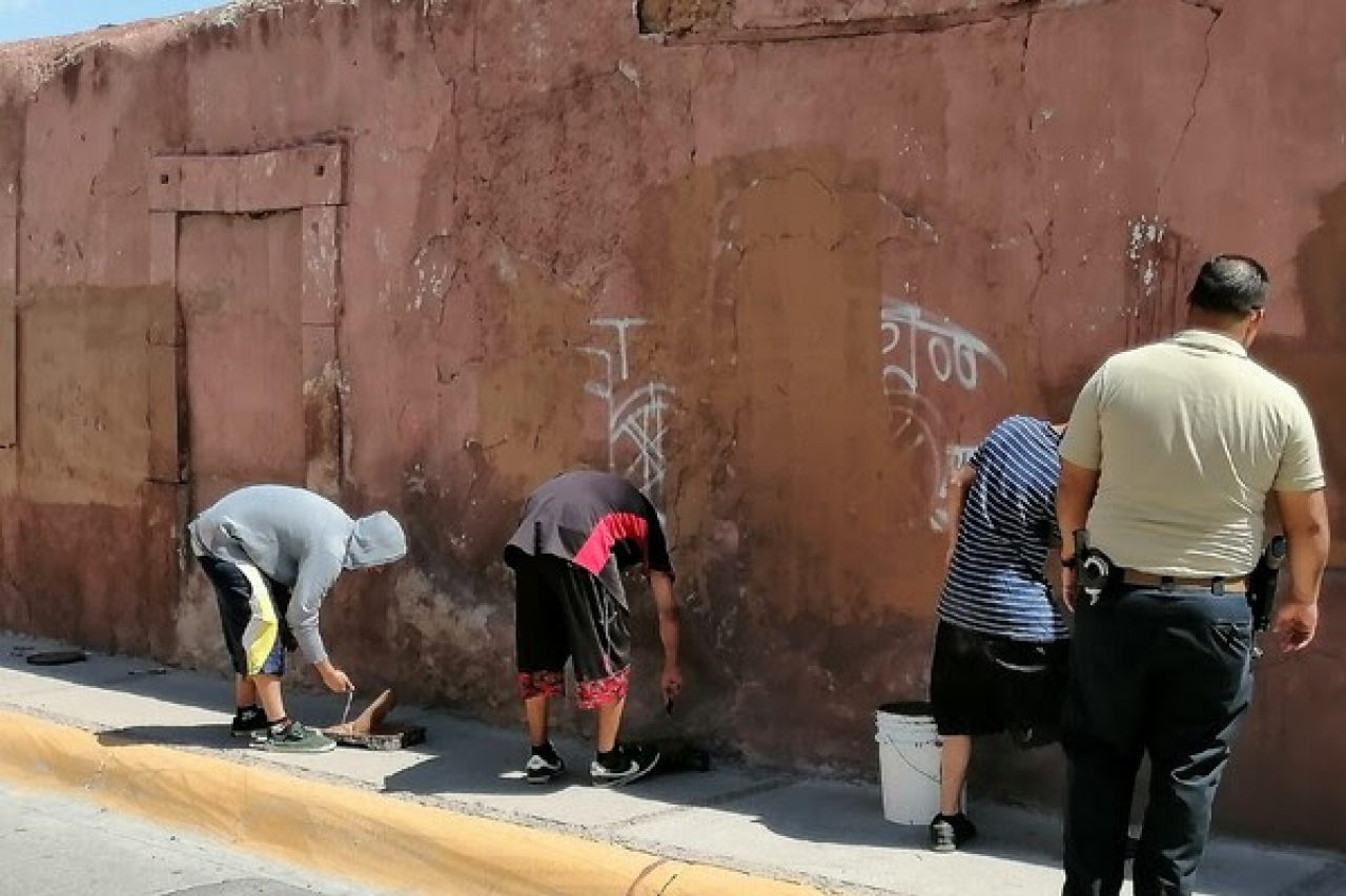 Borran grafiteros daños ocasionados en la vía pública