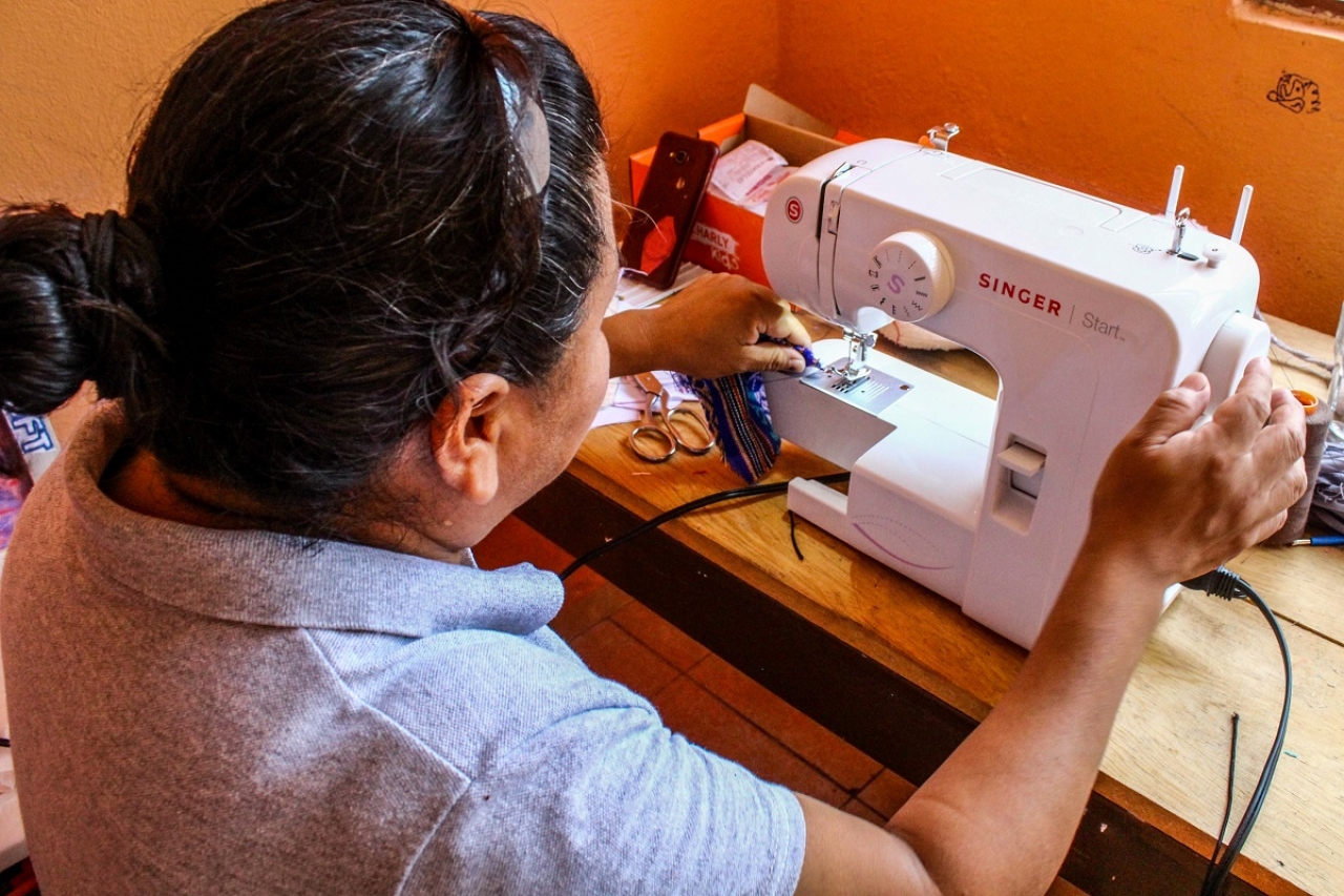 Mujeres rarámuris y otomíes se consolidan con la fabricación de cubrebocas