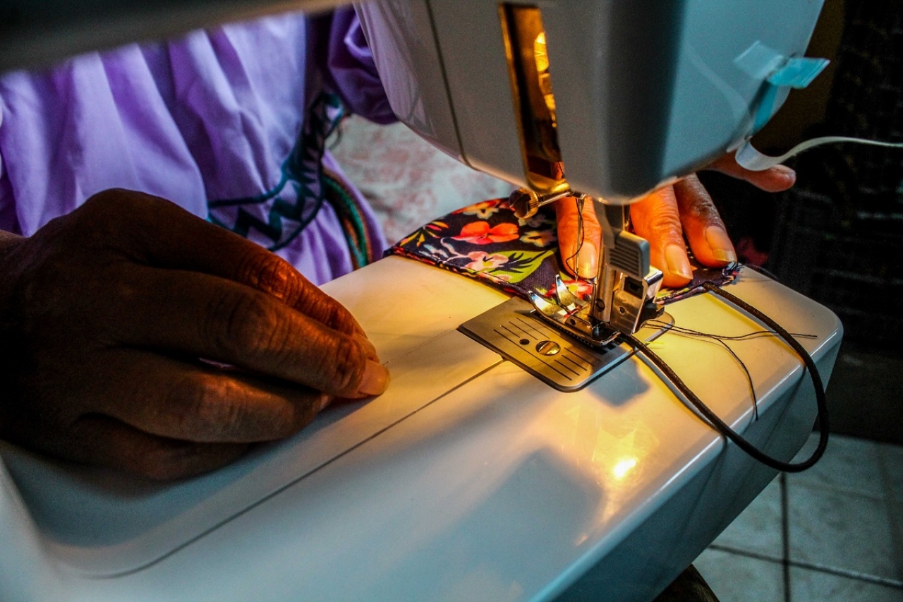 Mujeres rarámuris y otomíes se consolidan con la fabricación de cubrebocas
