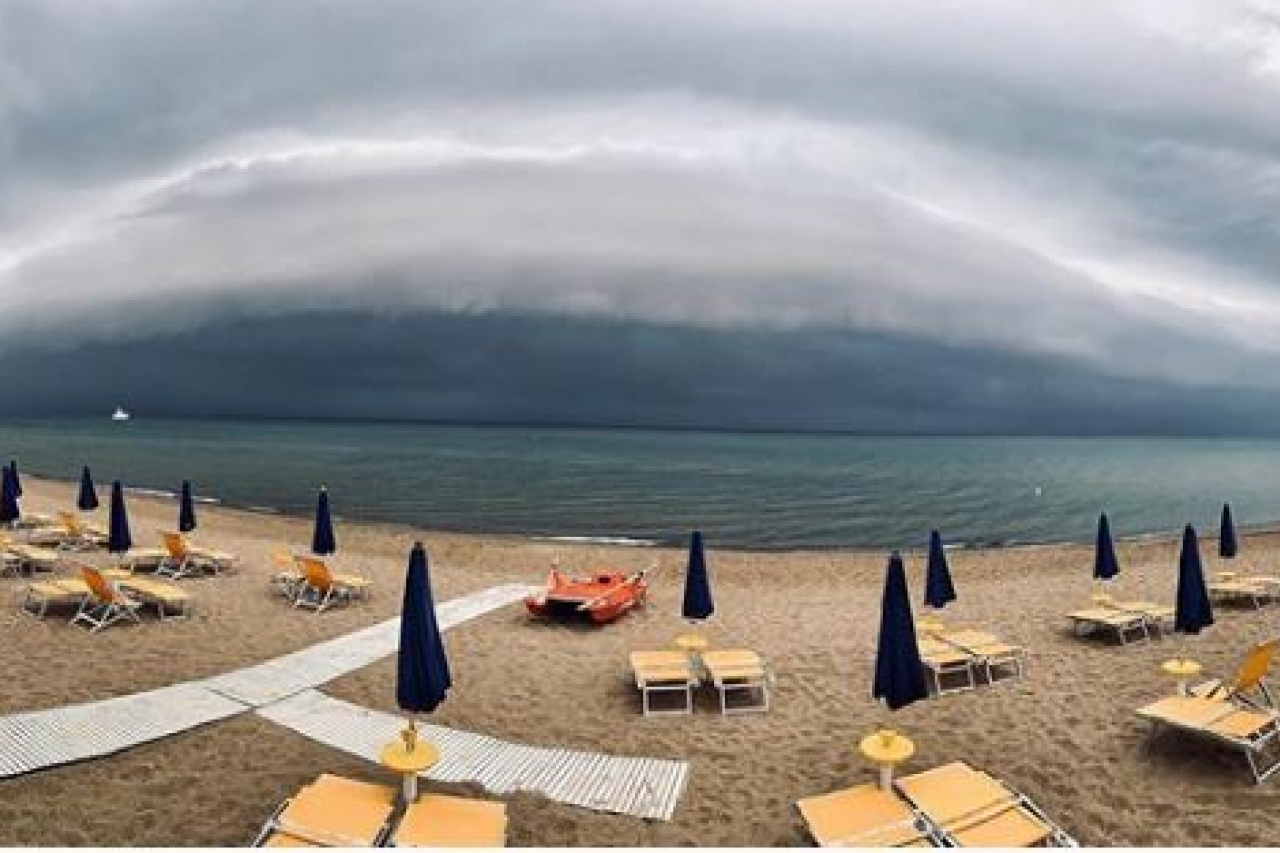 Gigantesca nube 'tsunami' se cierne sobre una playa de Italia