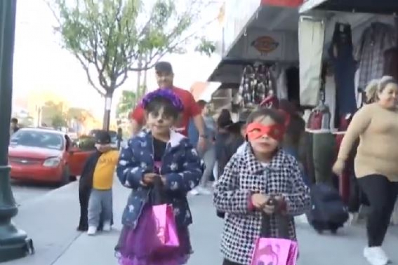 Prohíben en El Paso pedir dulces casa por casa y fiestas masivas de Halloween