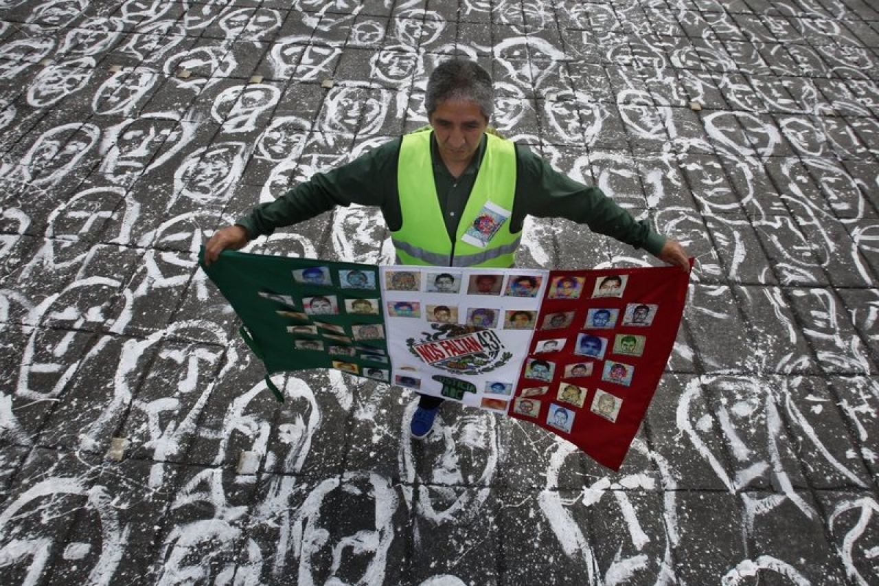AMLO se reúne con familiares de desaparecidos de Ayotzinapa