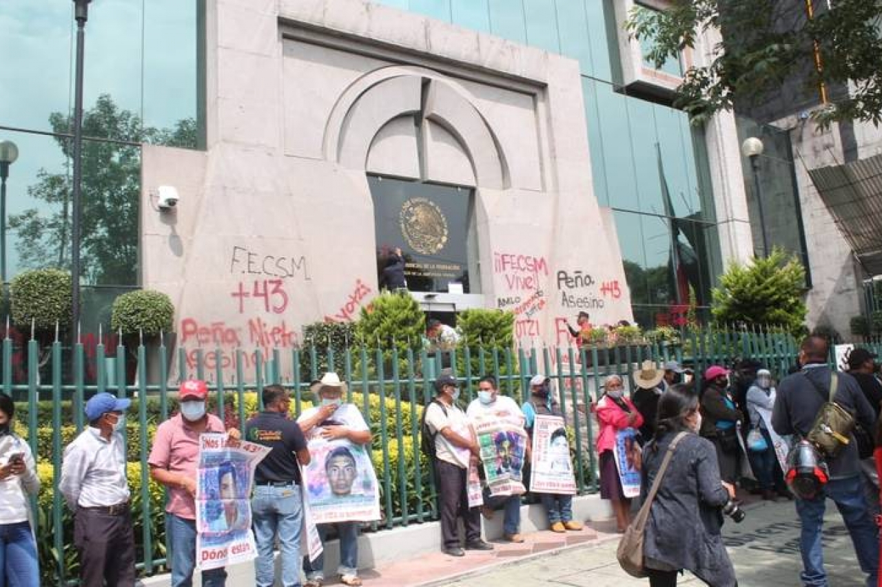 Padres de 43 normalistas protestan frente a Consejo de la Judicatura