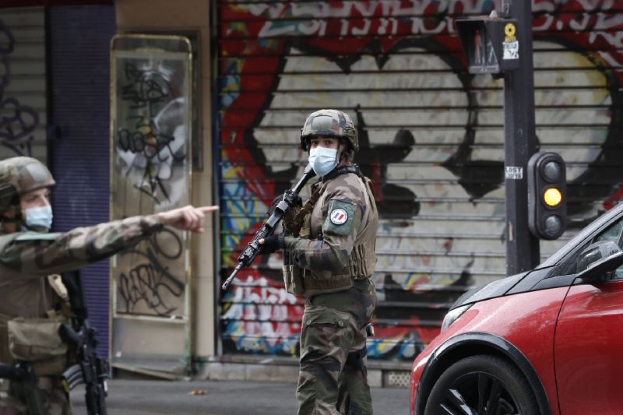 Con cuchillo atacan a 4 personas cerca de exoficina de Charlie Hebdo en París