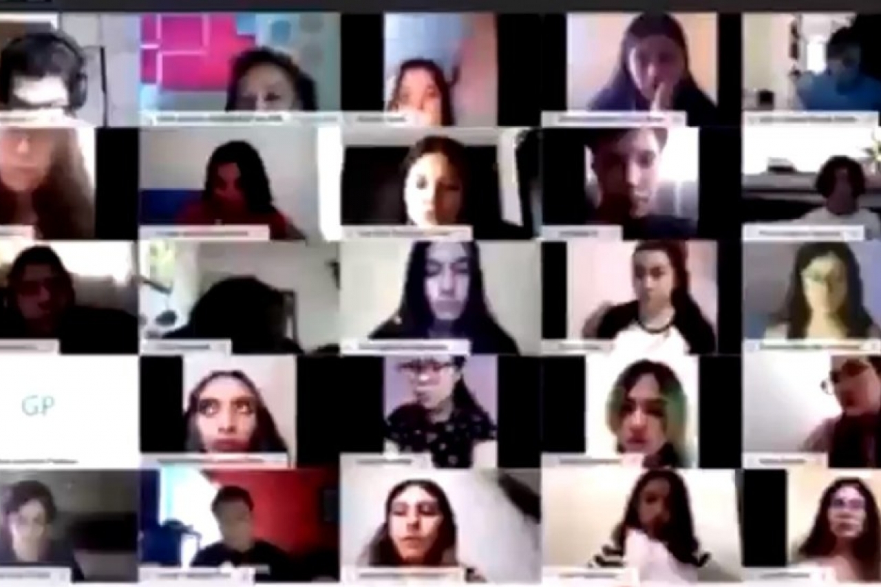 Suspenden a maestra de psicología por gritar a alumnos en clase virtual