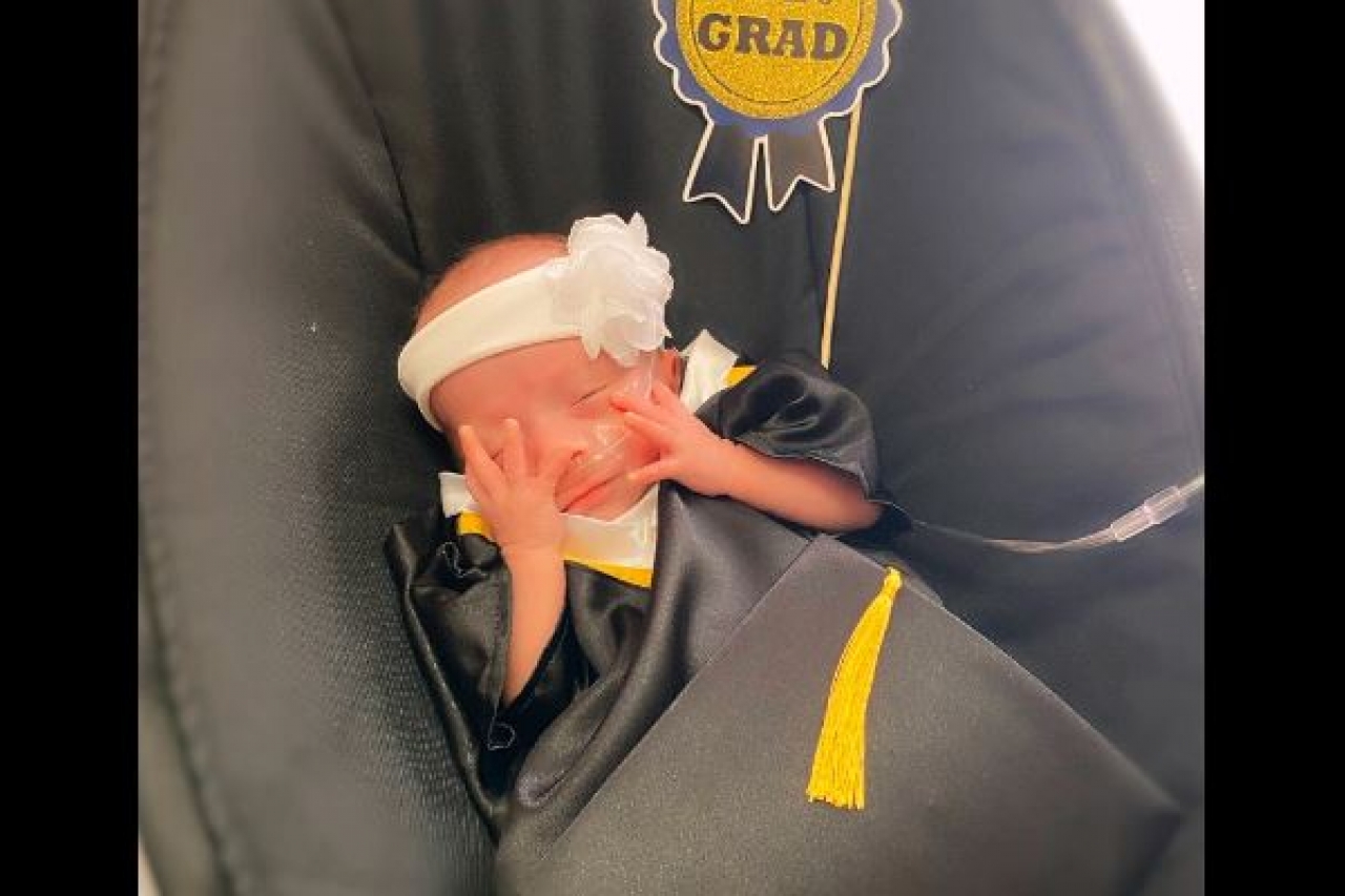Bebés se ‘gradúan’ de unidad de cuidados intensivos de hospital en El Paso