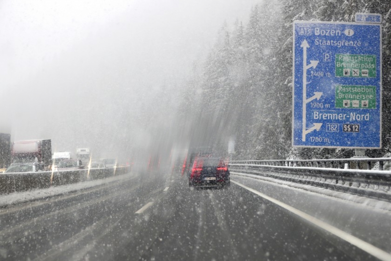 Caen sorpresivas nevadas en los Alpes