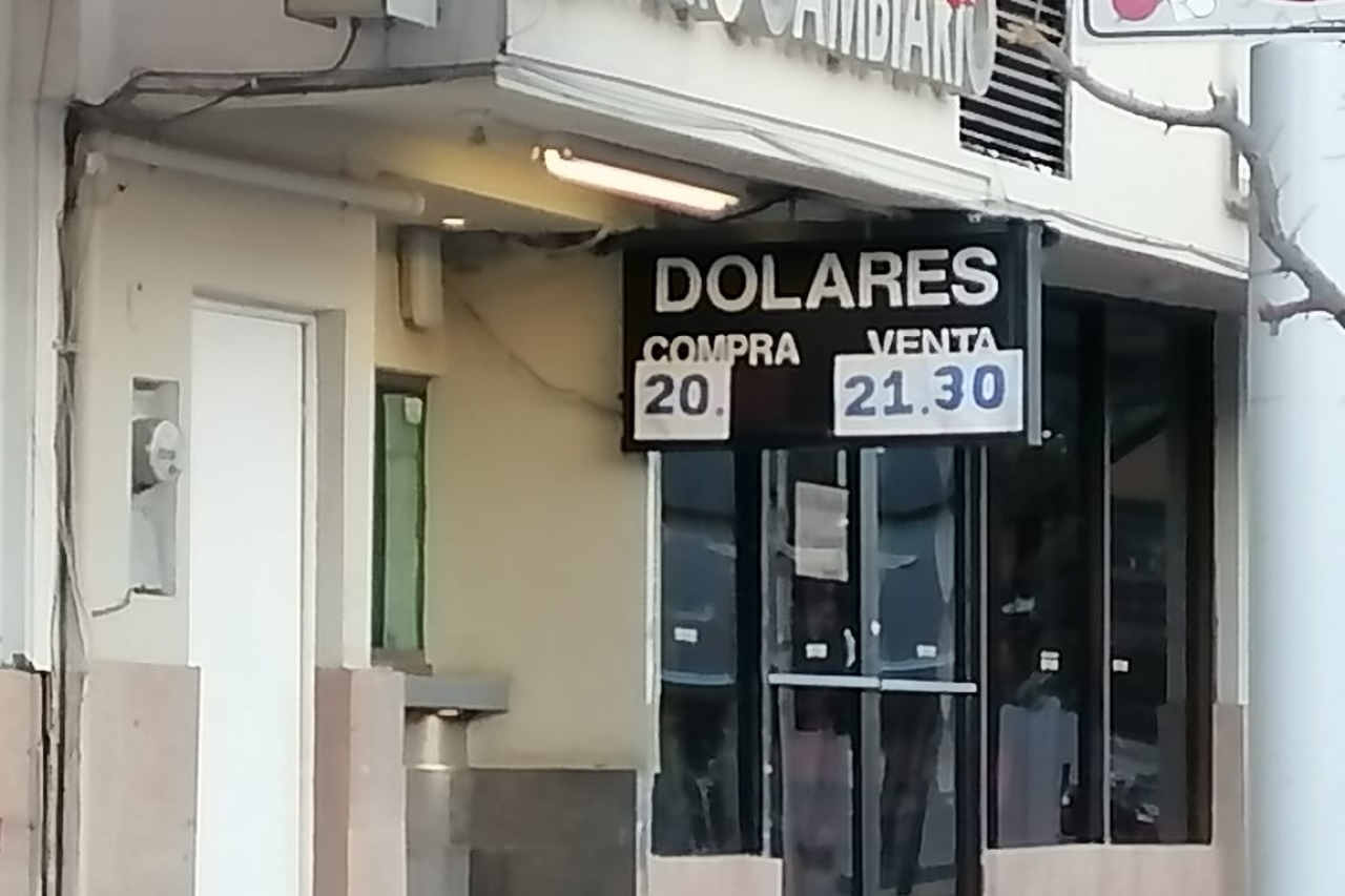 Cede el dólar y se vende en 21.30
