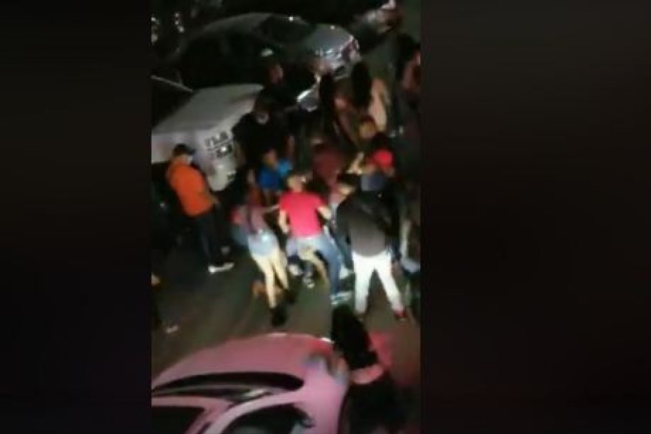 Captan en video pelea campal afuera de bar