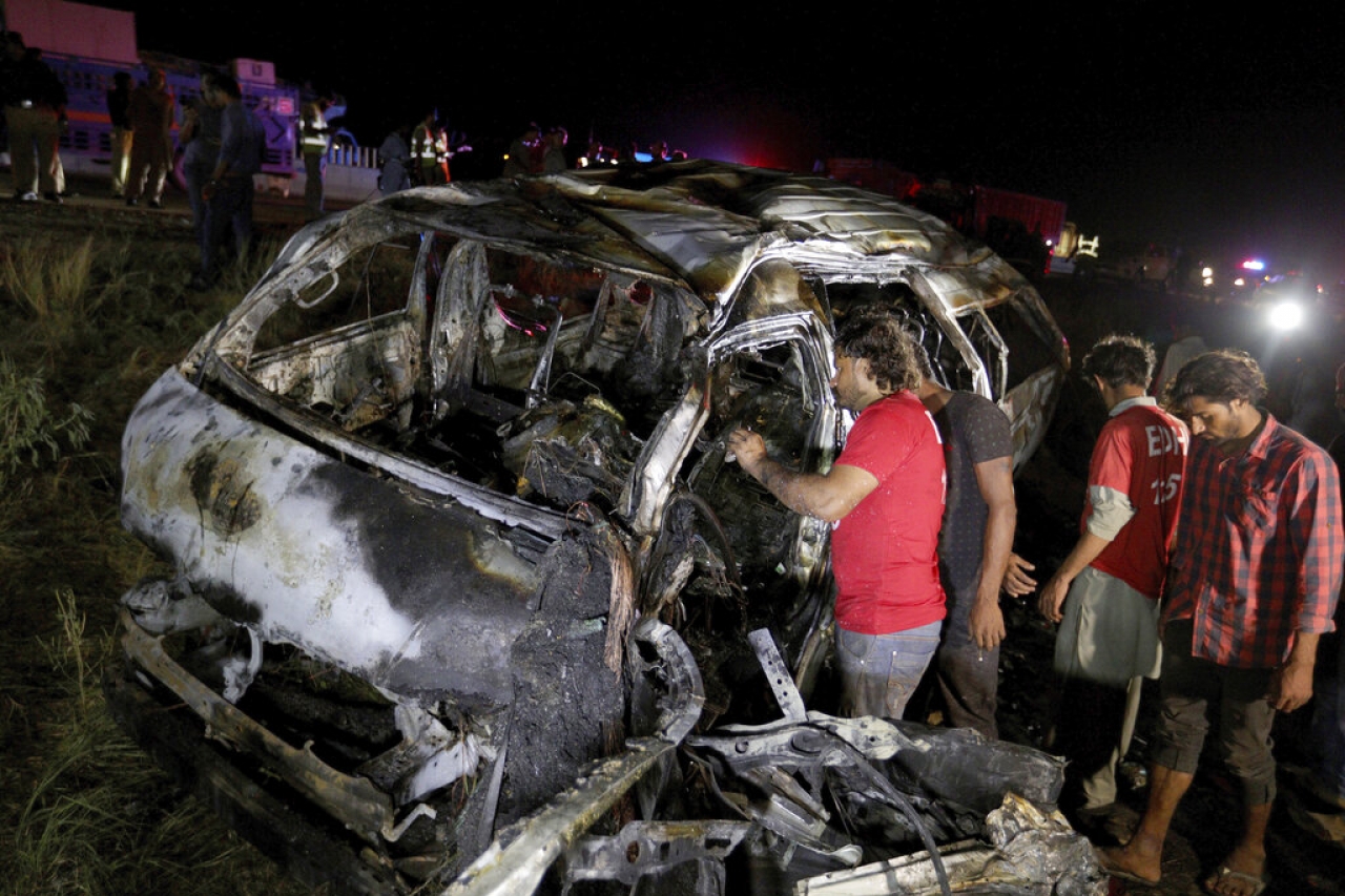 Mueren 13 en accidente de furgoneta en Pakistán