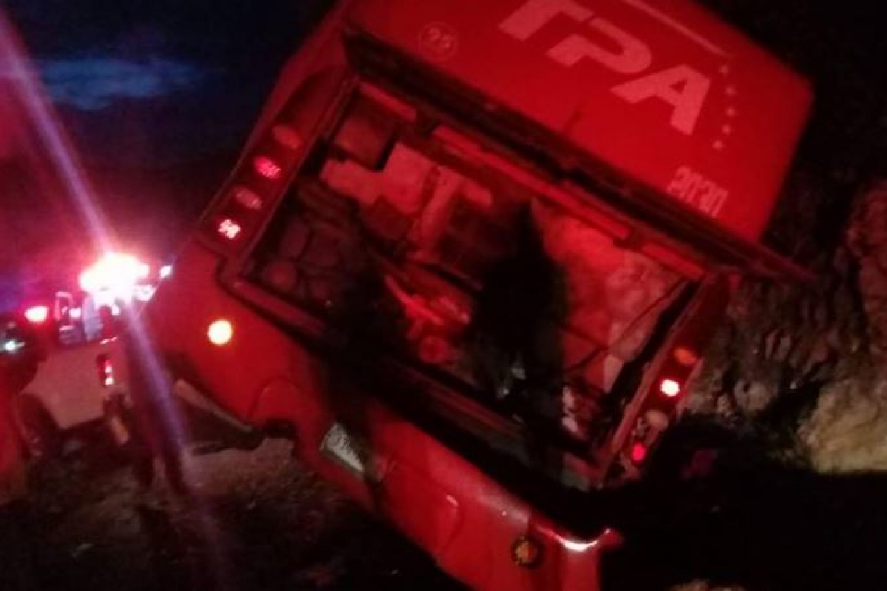 Mueren 13 pasajeros en accidente de autobús en Chiapas