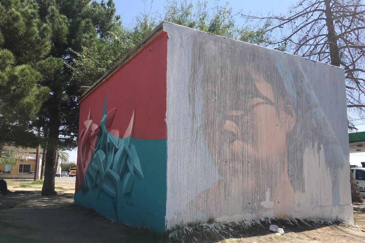 Borran mural de niña rarámuri en plaza de monumento a Benito Juárez