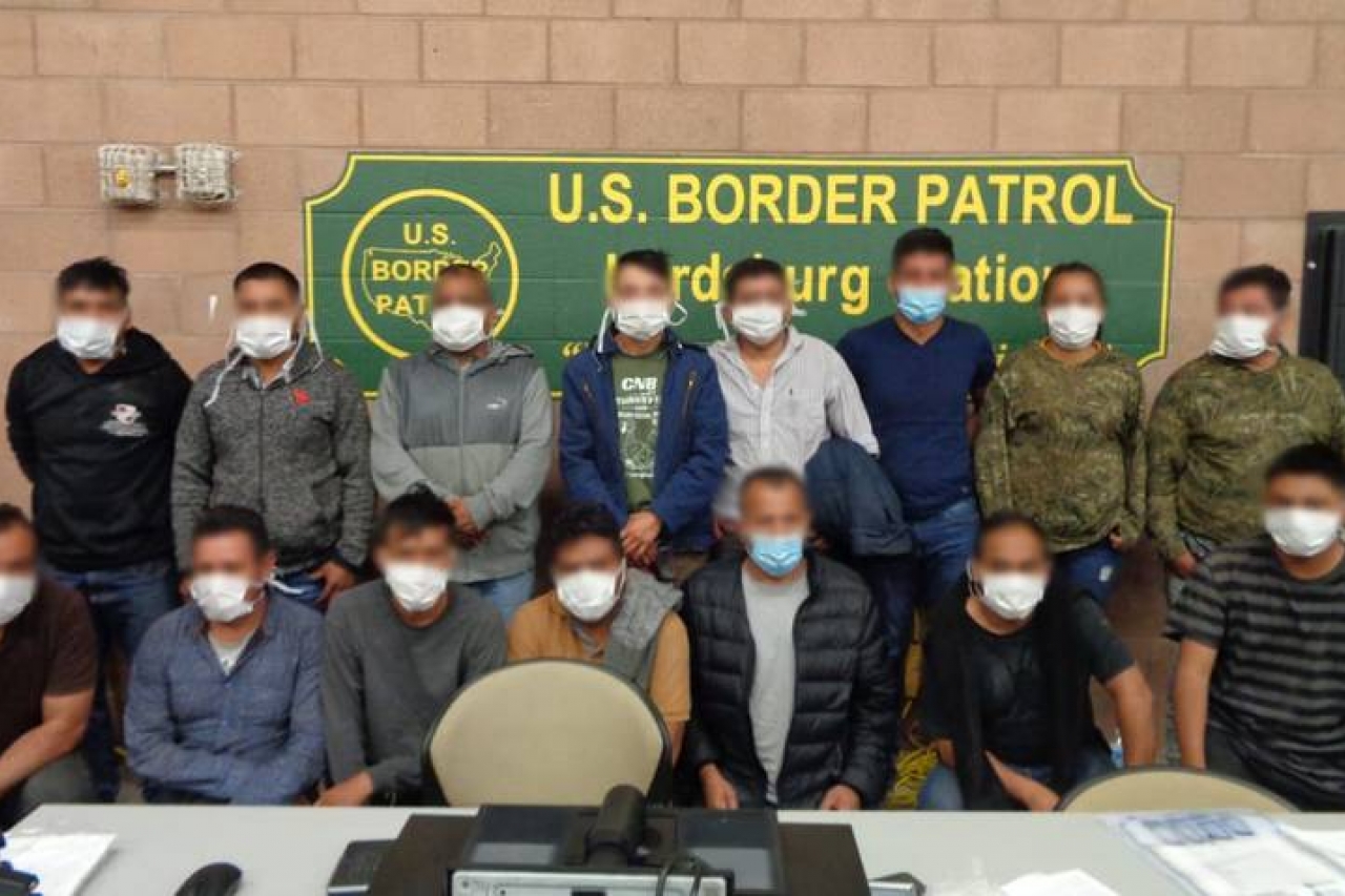 Arresta CBP a 15 migrantes; iban ocultos en camioneta