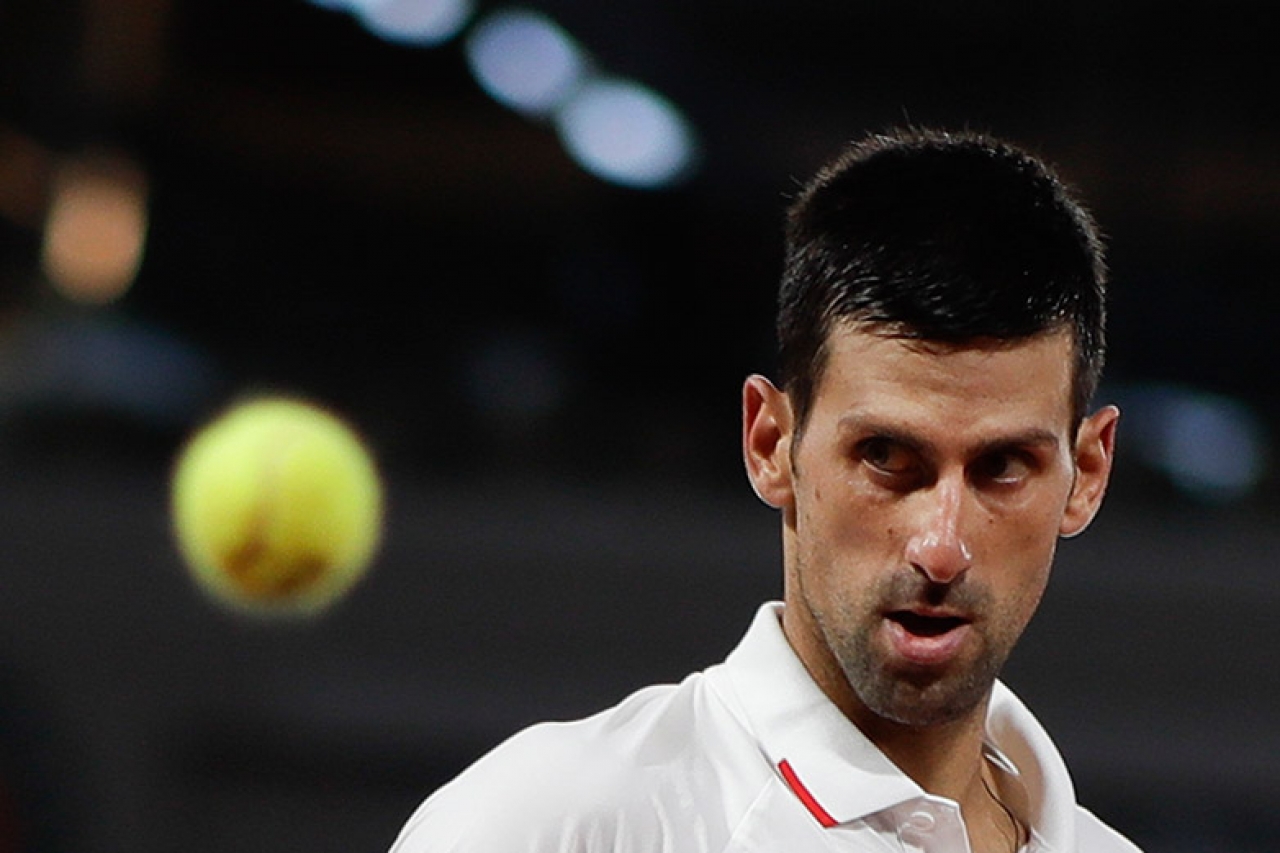 Djokovic debuta sin apuros en Roland Garros