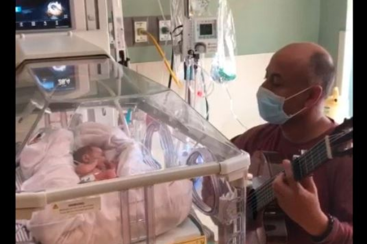Padre toca guitarra a su bebé en hospital de El Paso