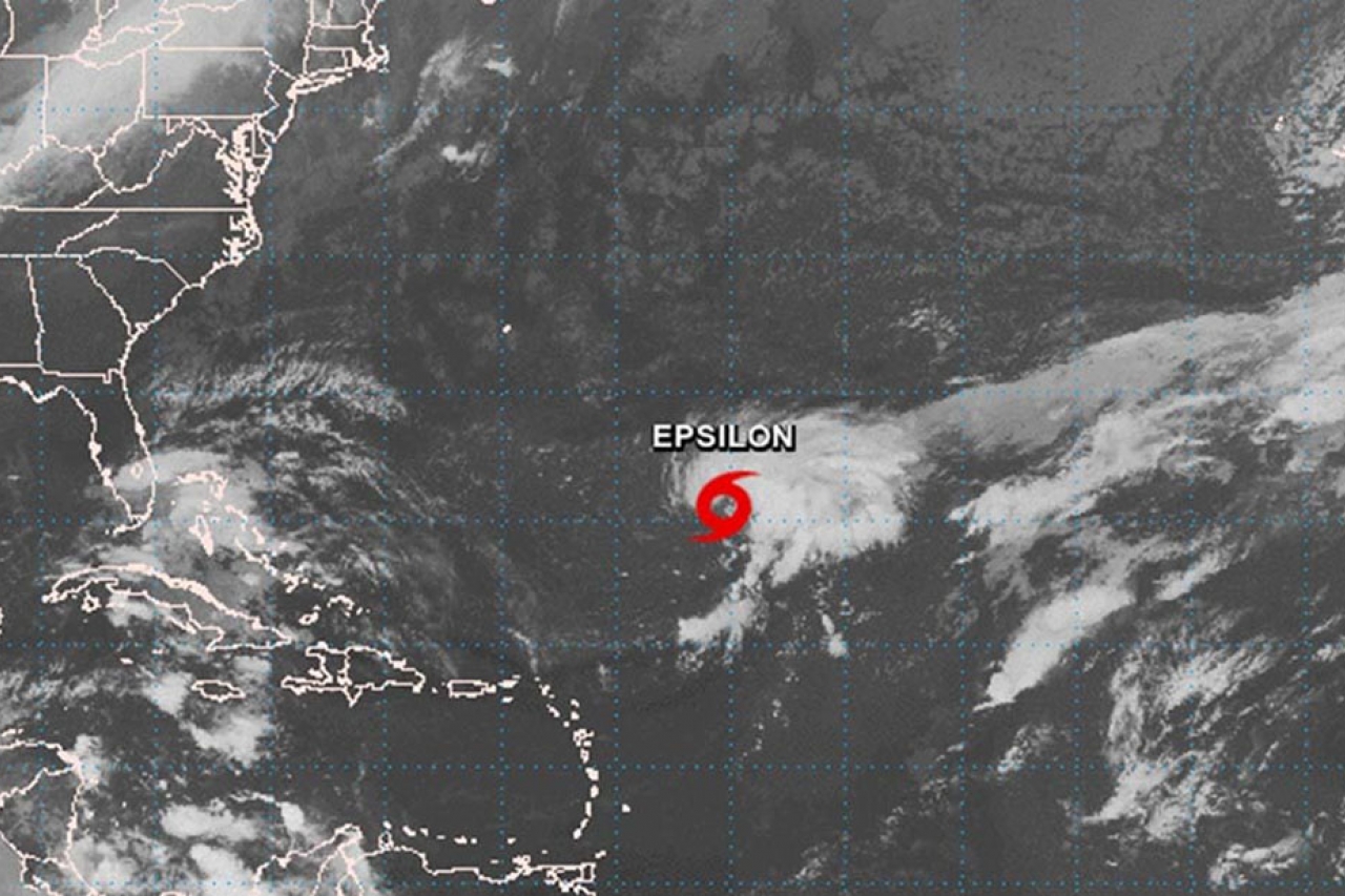 Huracán Epsilon avanza hacia las Bermudas