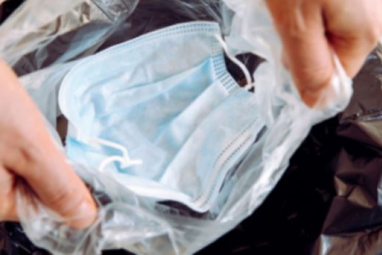 Recomiendan tirar guantes y cubrebocas usados en bolsas de basura selladas