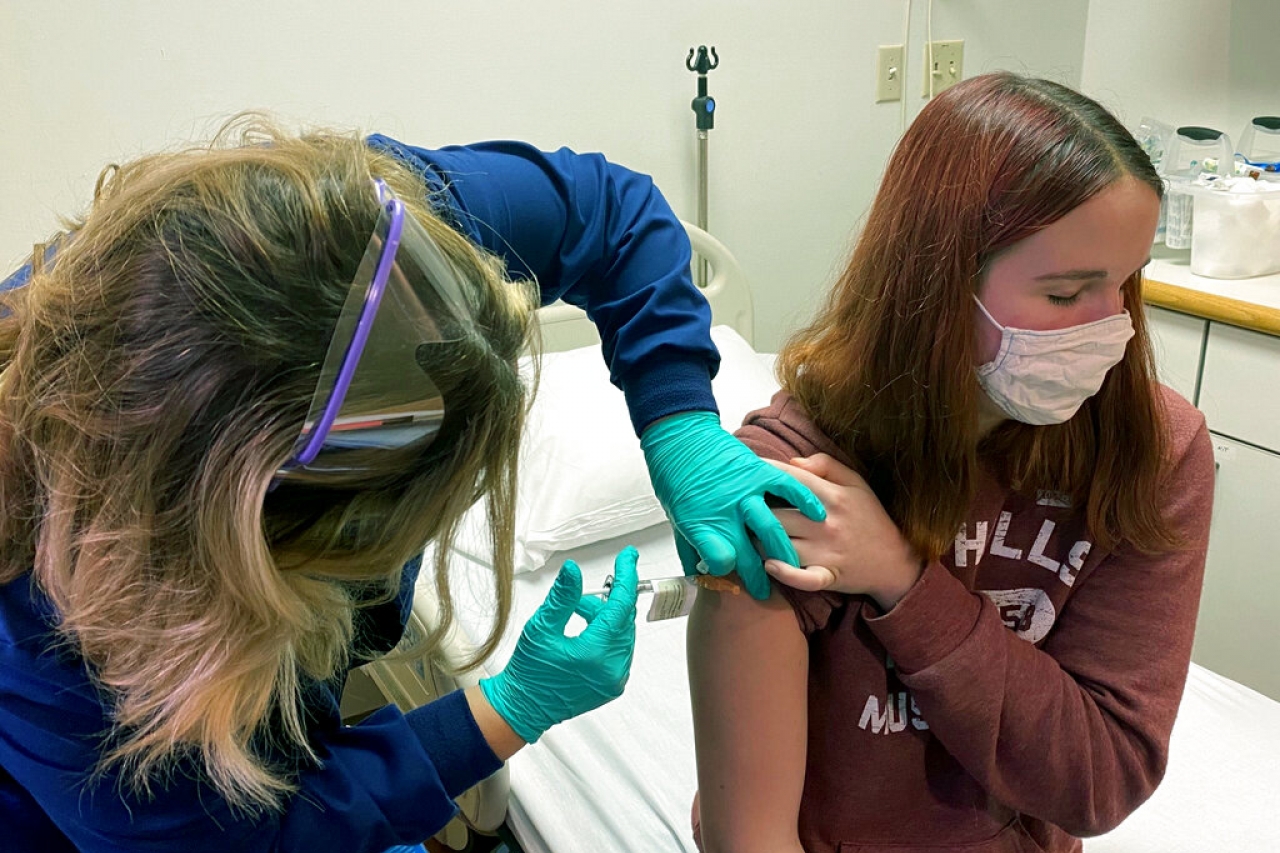Probará Pfizer vacuna contra Covid-19 en menores de edad