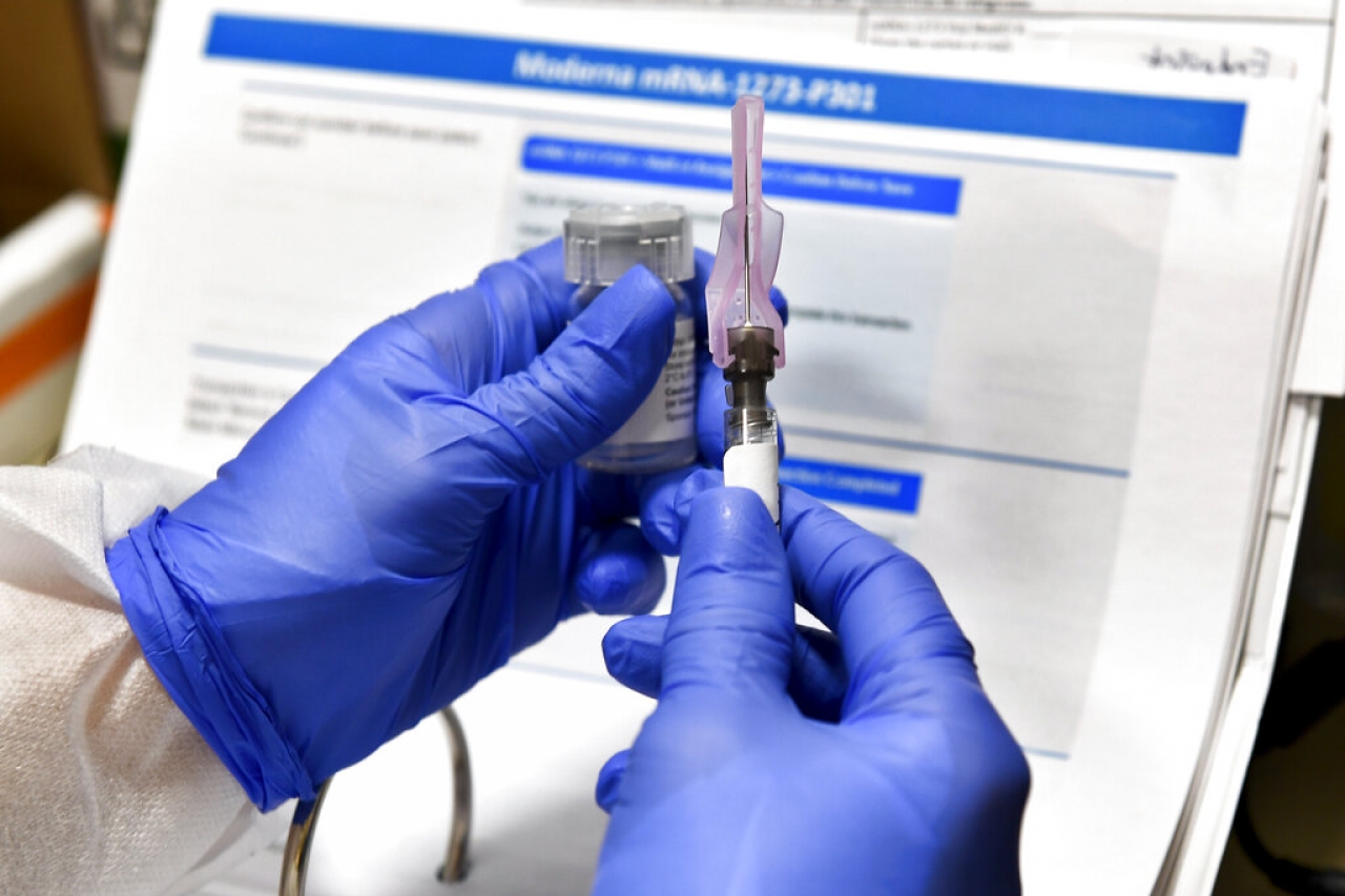 Reguladores y expertos en EU abordan problemas con vacunas