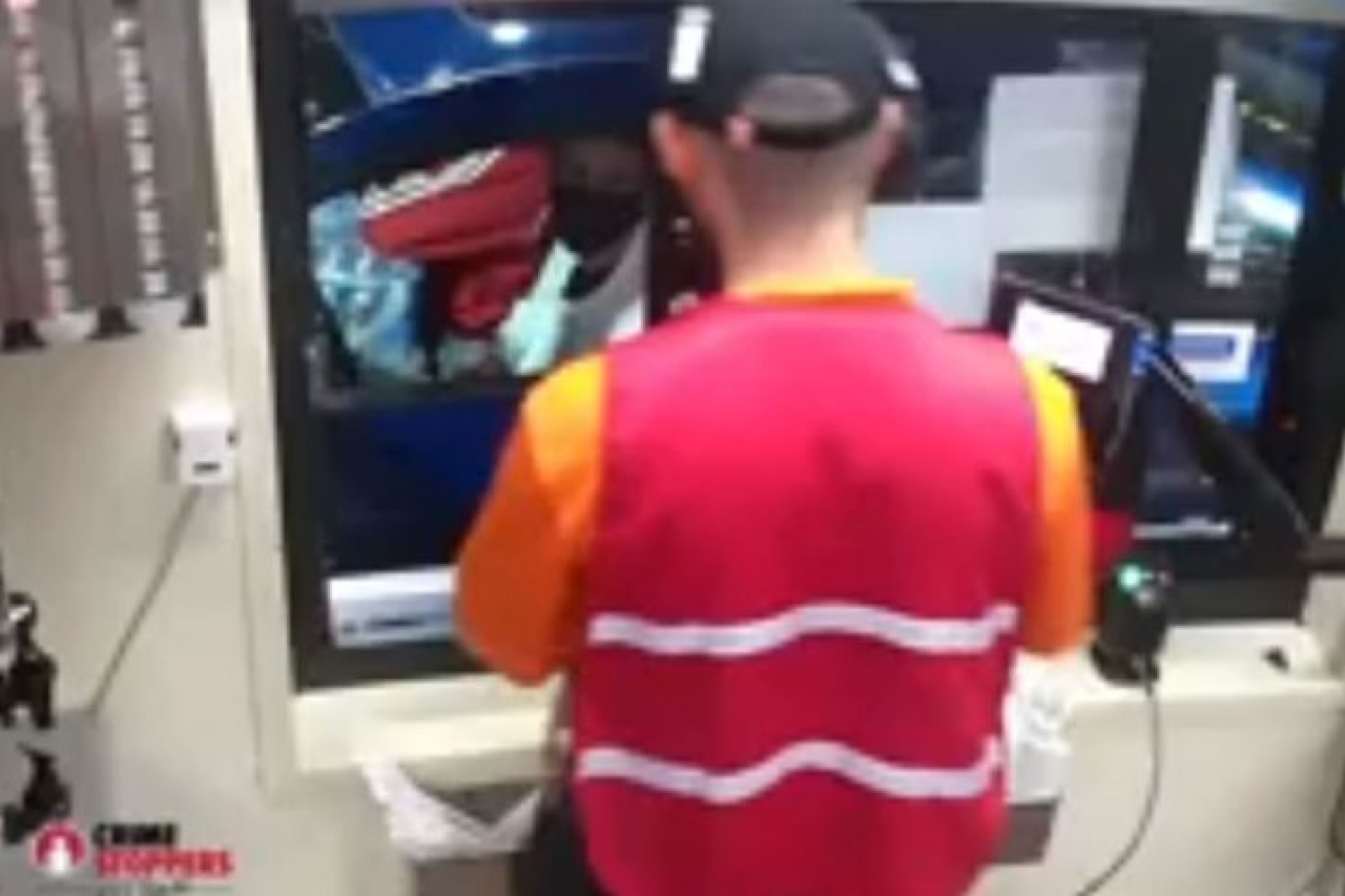 Video: Roba tarjetas, le da hambre y compra hamburguesa con una; lo buscan