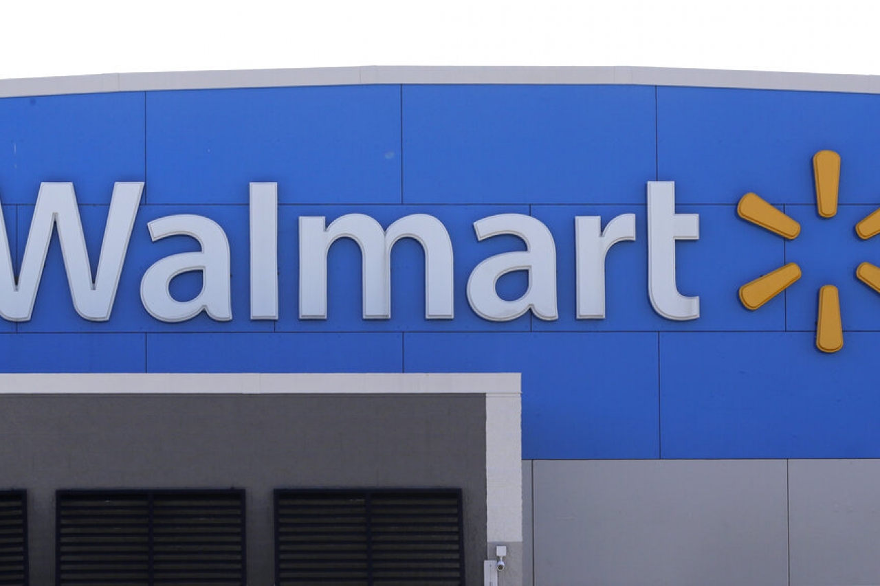 Cerrará Walmart tiendas en EU; remata productos
