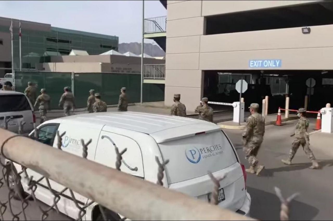 Llega la Guardia Nacional para auxiliar en el traslado de cuerpos en El Paso