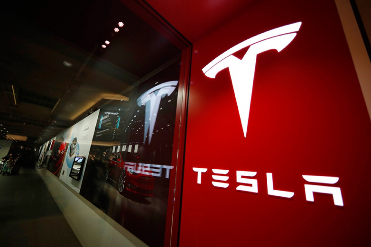 Investigan fallas en suspensiones delanteras de Tesla