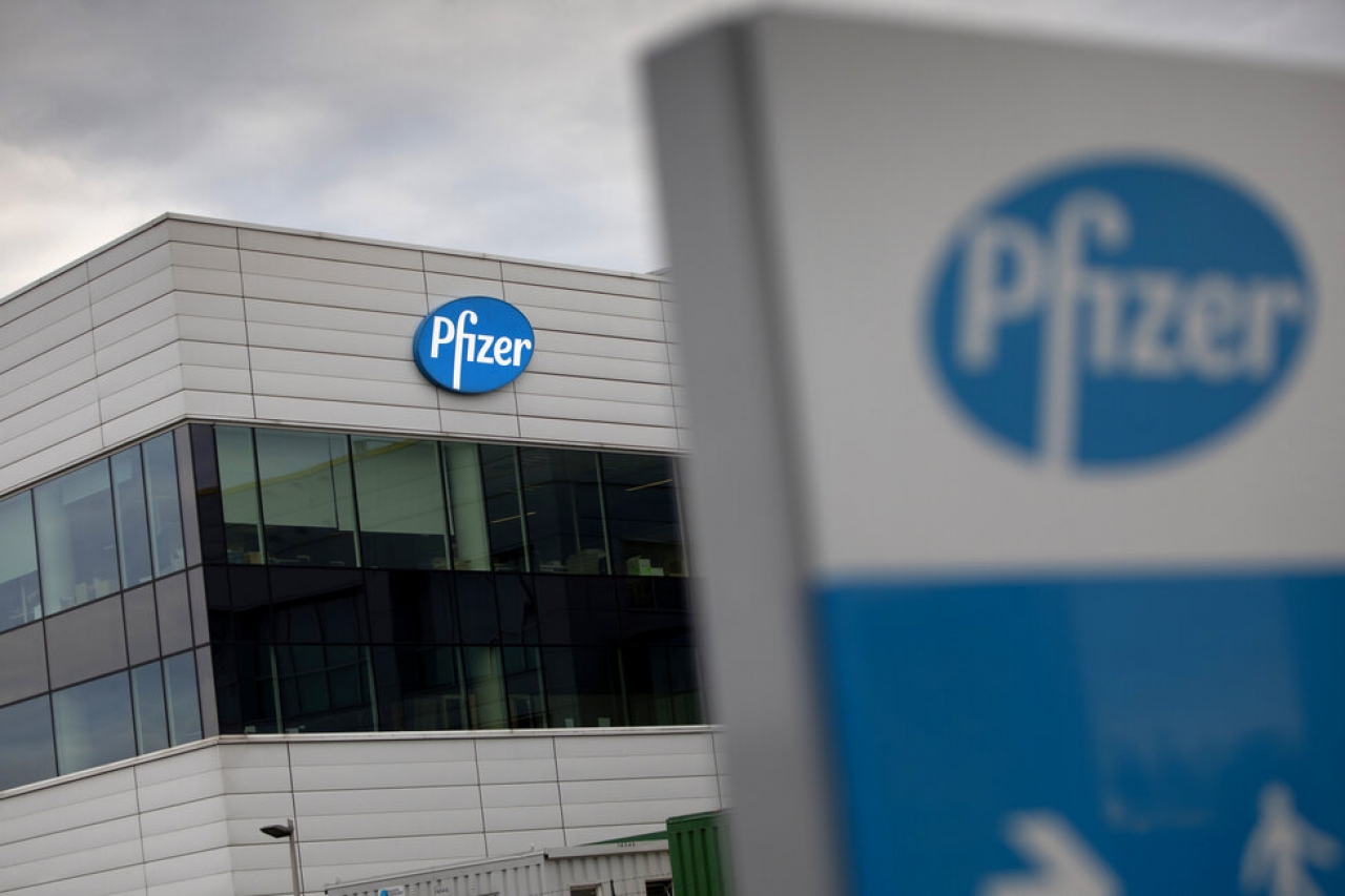 Reino Unido aprueba uso de vacuna de Pfizer contra Covid