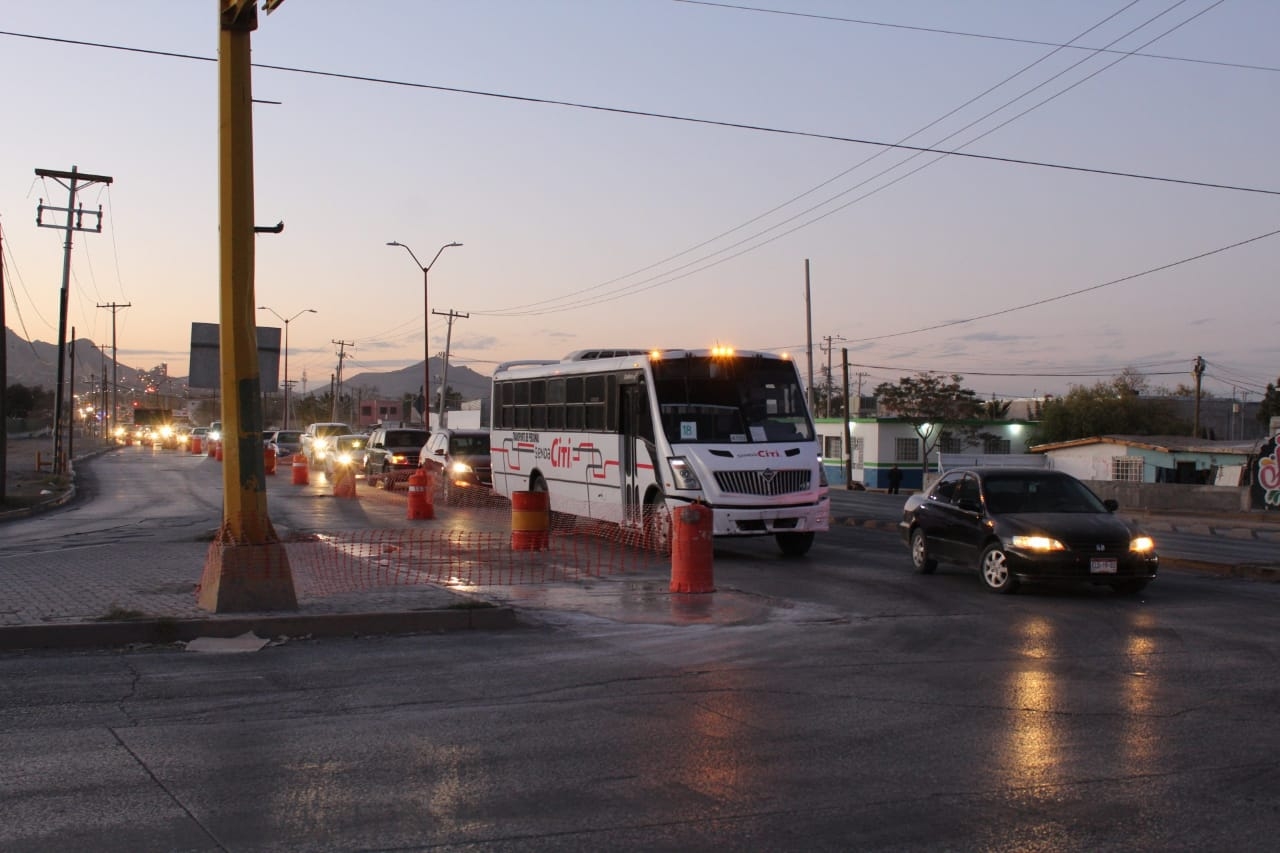 Cierre de carril atora tráfico en la Barranco Azul
