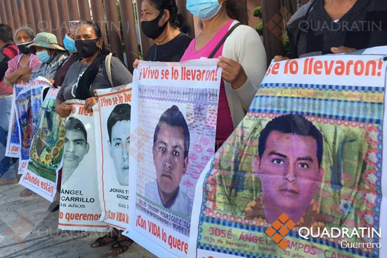 Padres de 43 se deslindan de vocero por buscar pluri en Morena