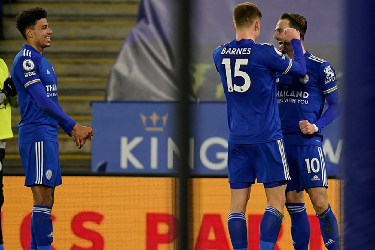 Leicester propina otro revés a Chelsea y es líder