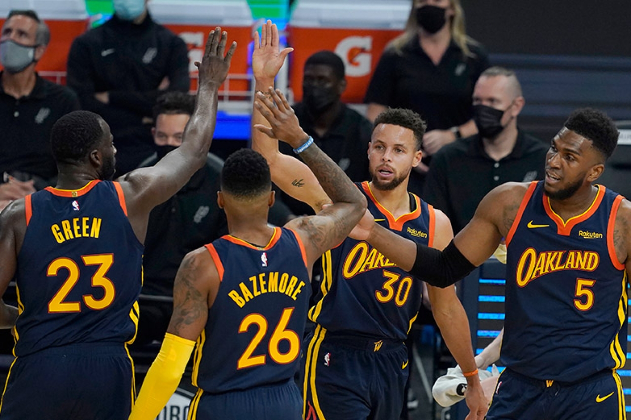Curry y los Warriors ganan a los Spurs